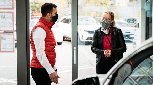Susanne neben Kia e-Niro im Autohaus Christmann