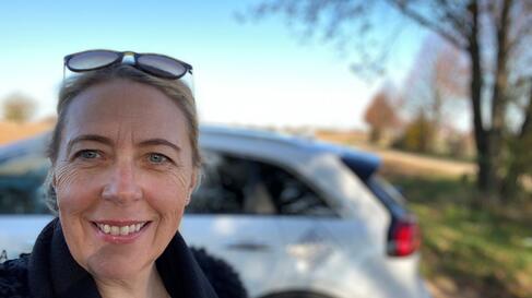 E-Mobilitaet Susanne mit E-Auto