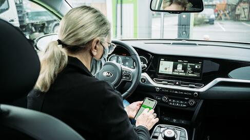 Frau in Auto | © Bildnachweis: © Pfalzwerke Frau am Lenkrad | © Bildnachweis: © Pfalzwerke