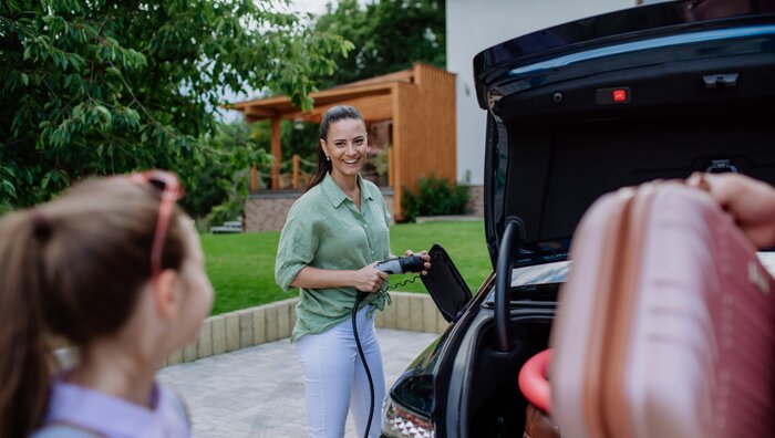 e-auto laden frau e-auto laden frau