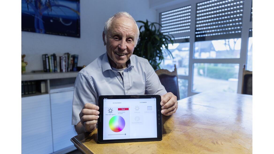 Herr Nübling mit Tablet