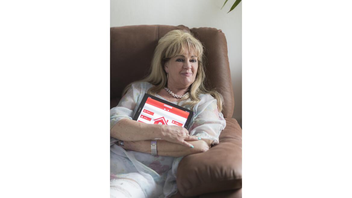 Frau Nübling mit Tablet auf der Couch