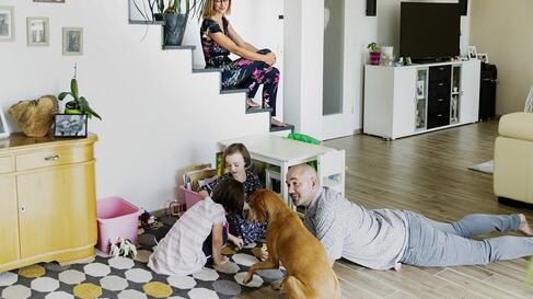 Fussbodenheizung Familie mit Hund an der Treppe