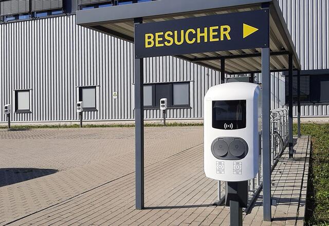 Ladepunkte auf dem Firmenparkplatz