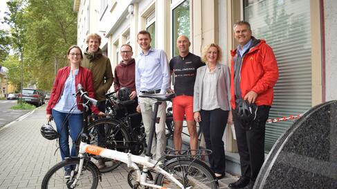 Pfalzwerke-Gruppe mit Fahrrad Pfalzwerke-Gruppe mit Fahrrad