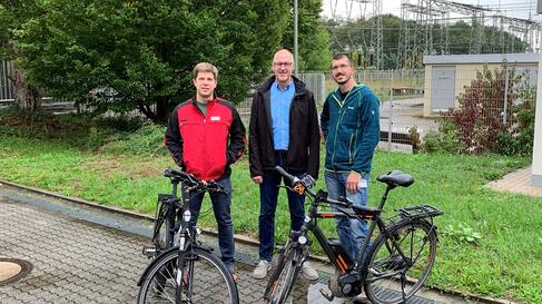 Drei Maenner Fahrrad Umspannwerk Drei Maenner Fahrrad Umspannwerk