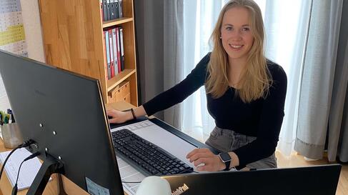 Paula Möller sitzt am Schreibtisch