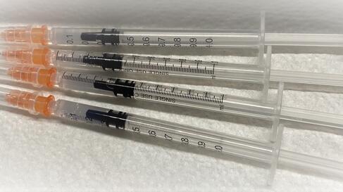 COVID 19 Impfdosen Spritzen mit Impfstoff