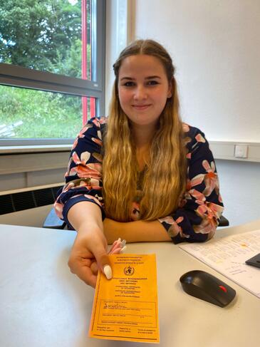 Vanessa Dech Vanessa Dech an ihrem Schreibtisch im Büro