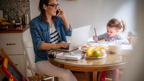 Home Office Frau Kind
