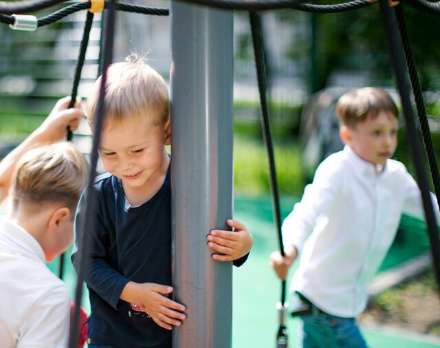 Spielplatz | © JulPo / iStock Kinder auf dem Spielplatz | © JulPo / iStock