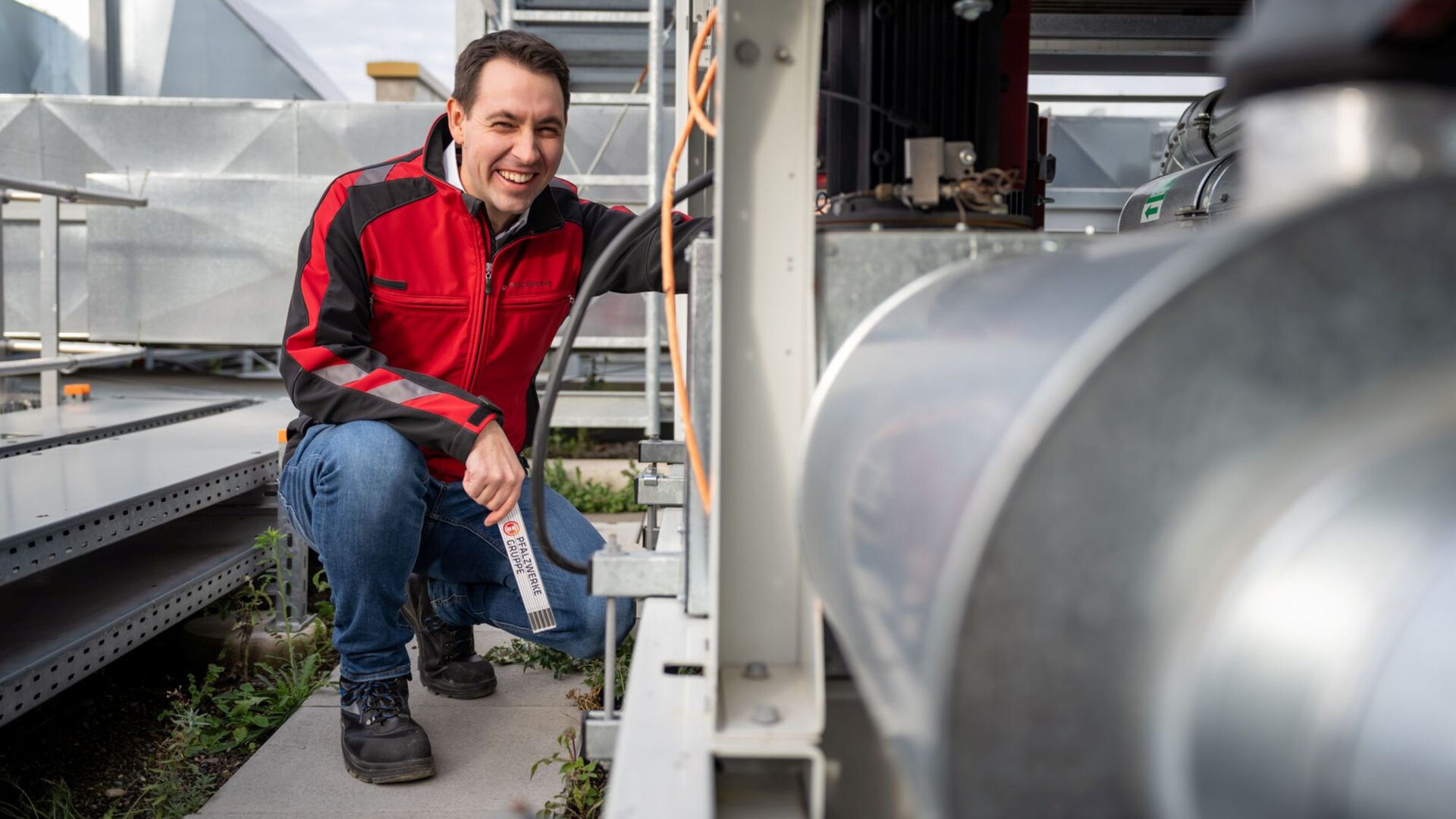 Techniker an technischer Anlage