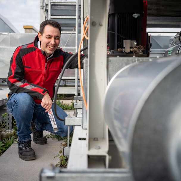 Techniker an technischer Anlage