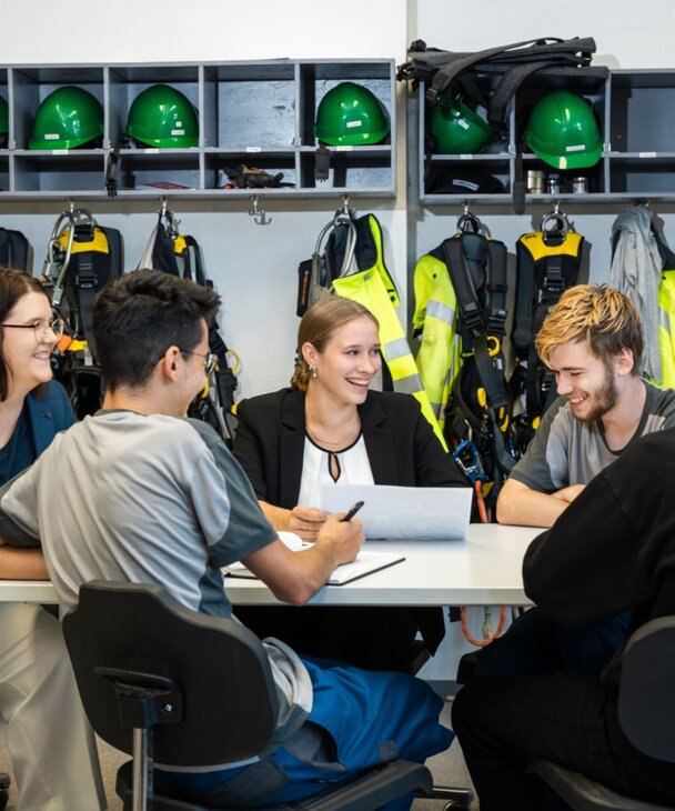 Gruppe von Azubis sitzen zusammen