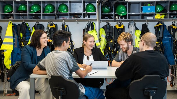 Gruppe von Azubis sitzen zusammen