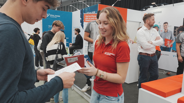 Azubis am Messestand