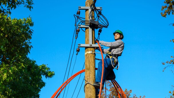 Technischer Azubi auf dem Mast