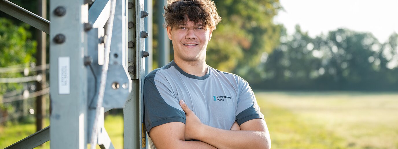 Technischer Azubi am Mast 