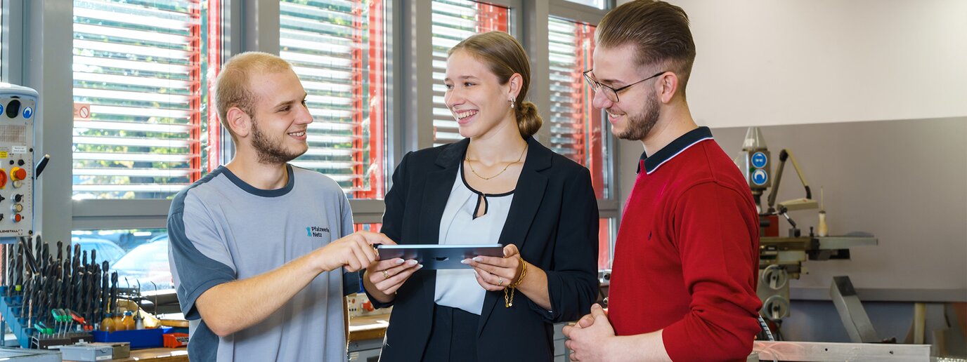 Azubis draußen an einem Stehtisch