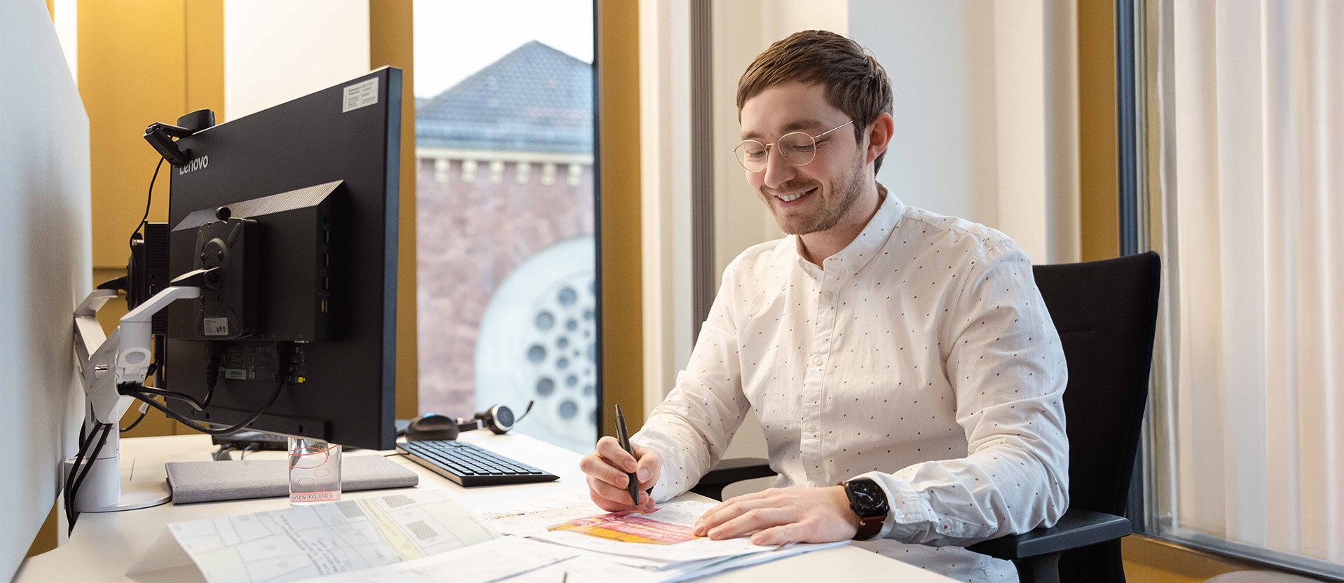 Mitarbeiter am Schreibtisch