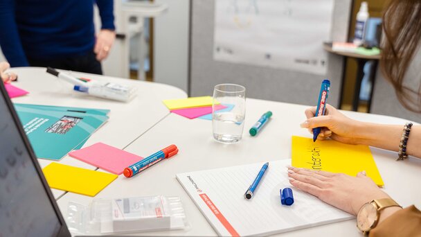 Nahaufnahme Büroschreibtisch 