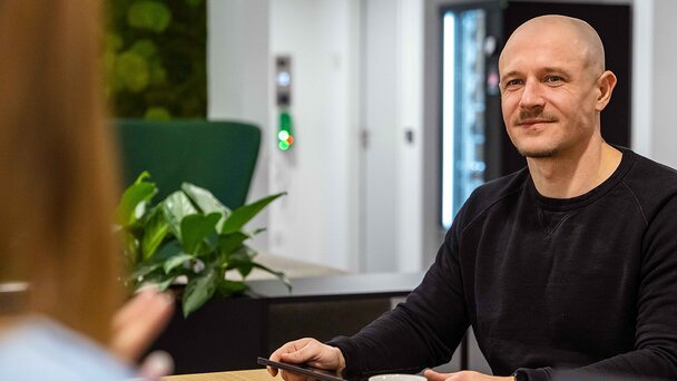 Student im Gespräch 