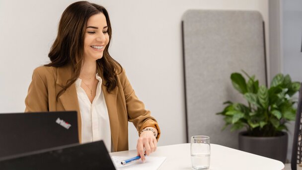 Lächelnde Studentin am Schreibtisch 