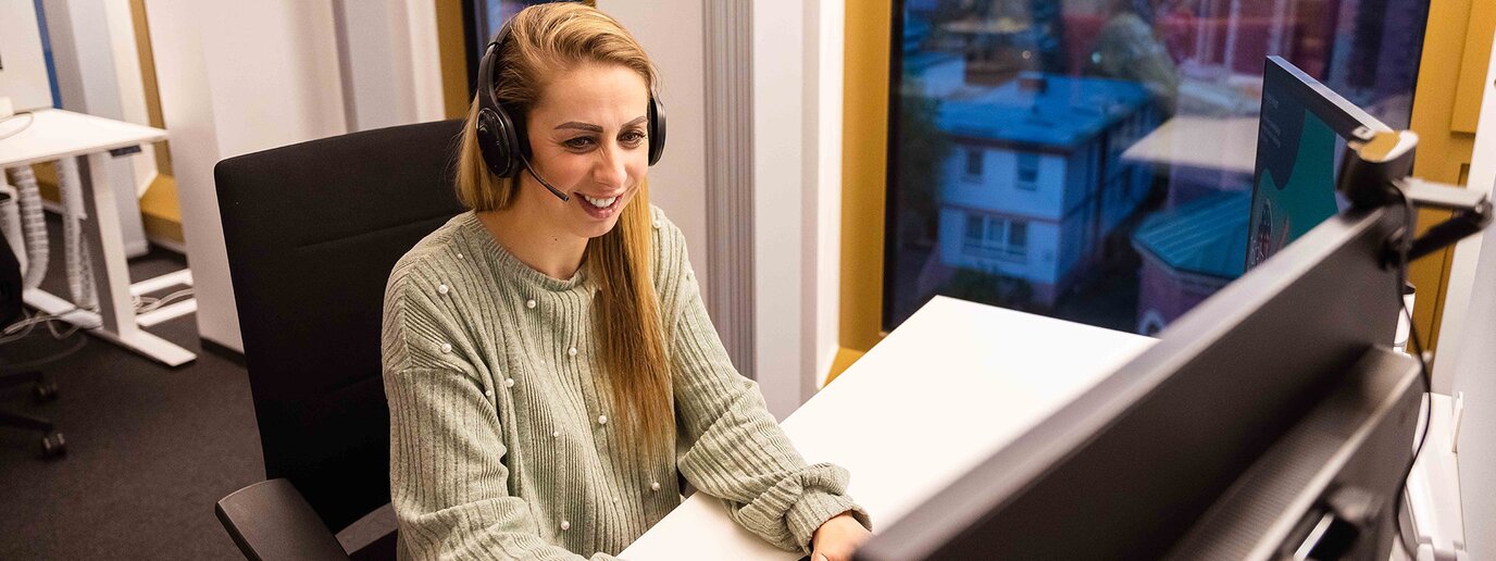 Mitarbeiterin mit Headset im Gespräch