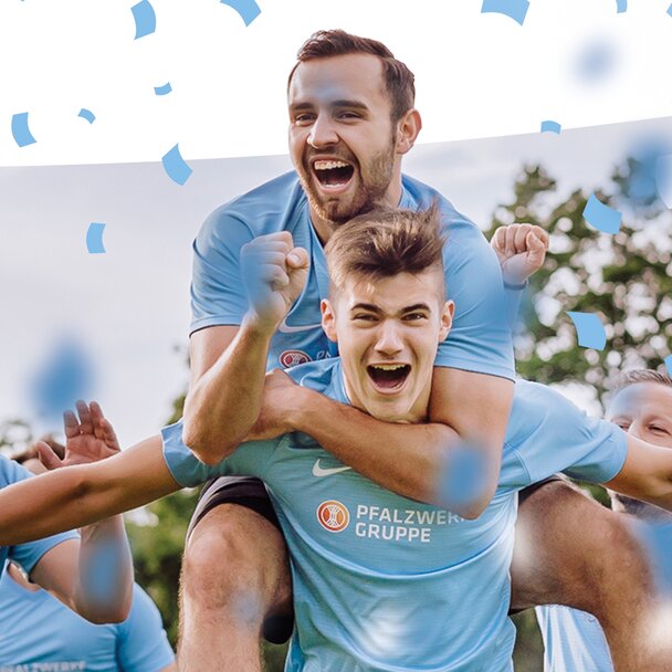 Jubelnde Fußballspieler im Pfalzwerke-Trikot