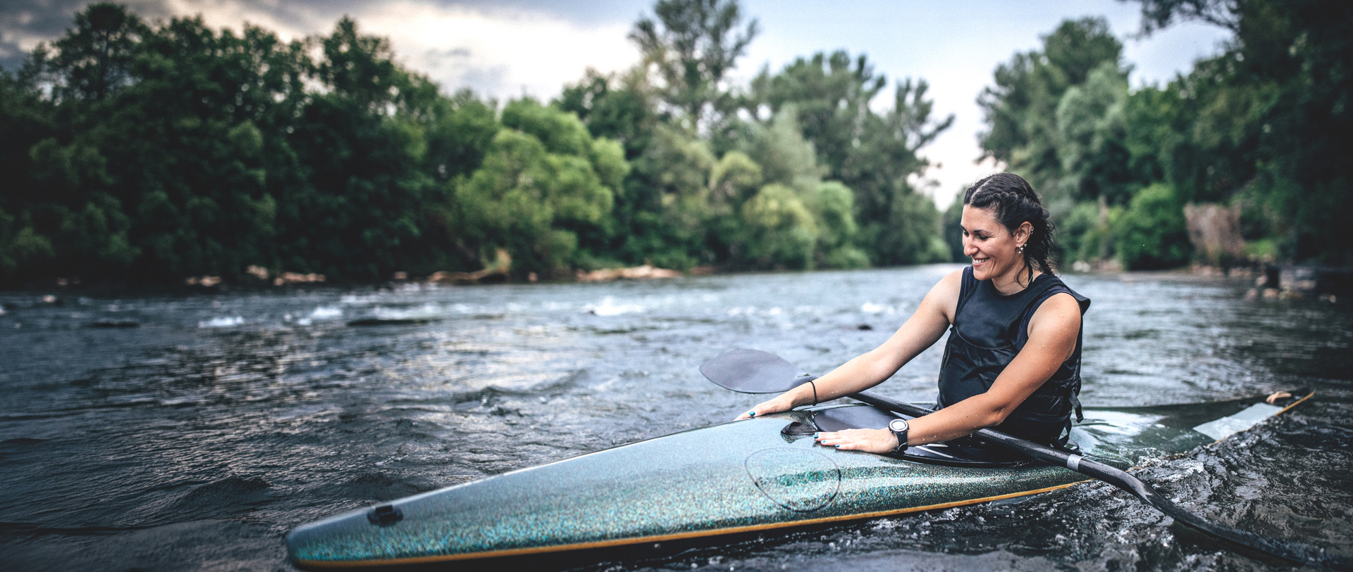 Frau in einem Kanu auf einem Fluss