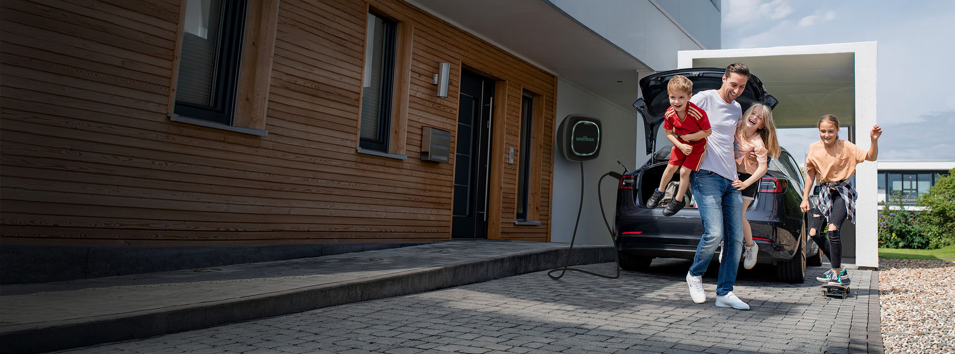 Familie hat Spaß am E-Auto