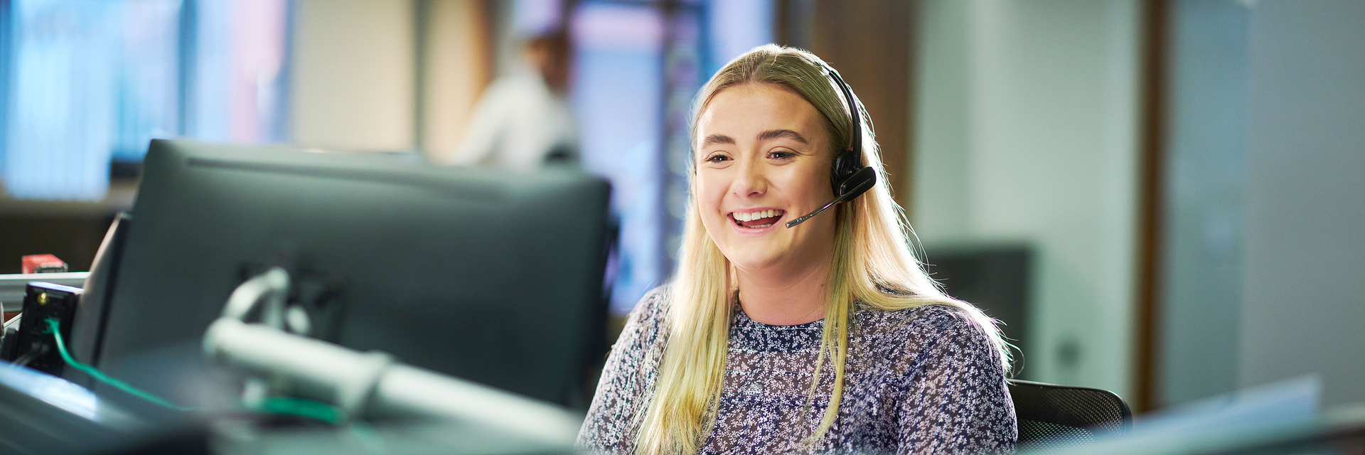 Lachende Frau mit Headset | © Bildnachweis: iStock.com/sturti
