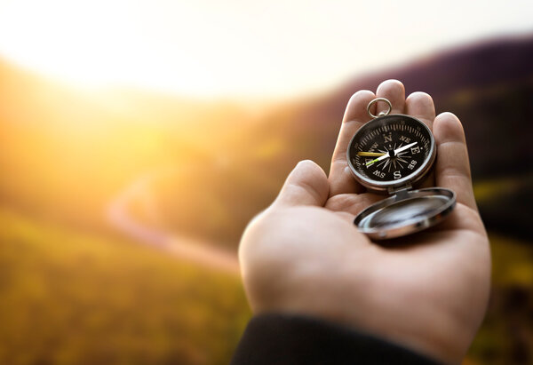 Kompass in einer Hand | © iStock