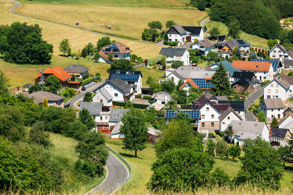 Idyllisches Örtchen mit PV-Anlagen | © iStock