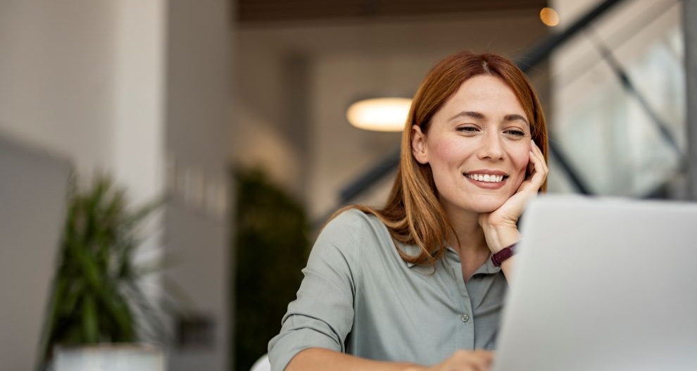 Frau am Laptop | © istock/ljubaphoto