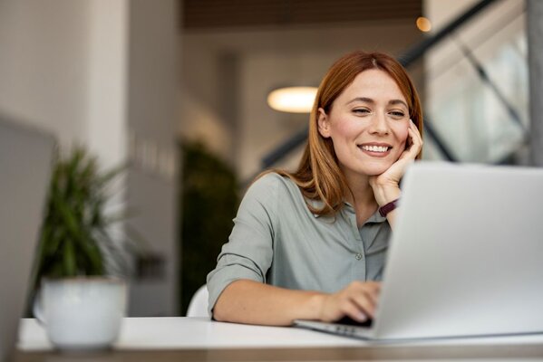 Frau am Laptop | © istock/ljubaphoto