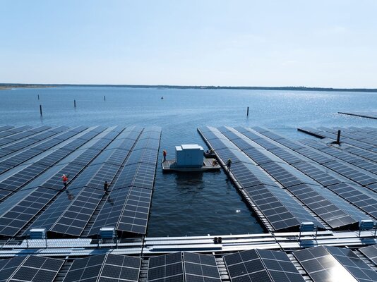 PV Floating Anlage im Aufbau | © Pfalzwerke