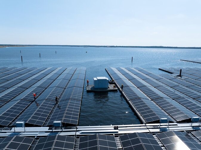 PV Floating Anlage im Aufbau | © Pfalzwerke