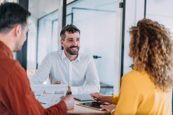 Geschäftstermin Mann | © Bildnachweis: Bildnachweis: iStock.com/TrixiePhoto