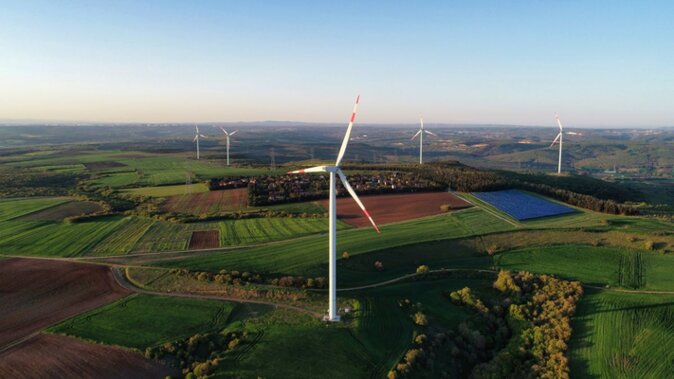 Windpark PV Strom Landschaft | © Bildnachweis: iStock.com/baranozdemir