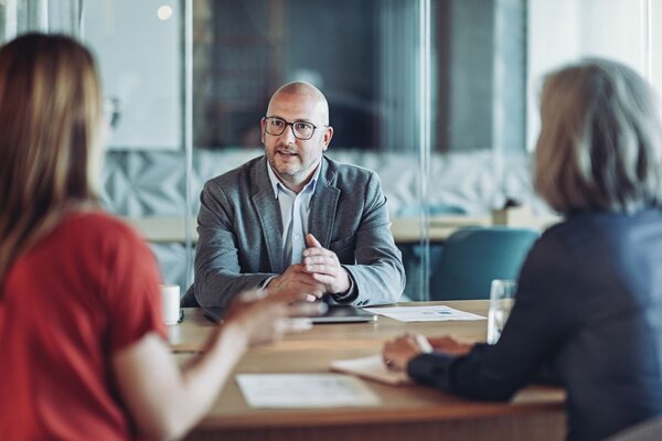 Gespräch Büro | © Bildnachweis: iStock.com/pixelfit