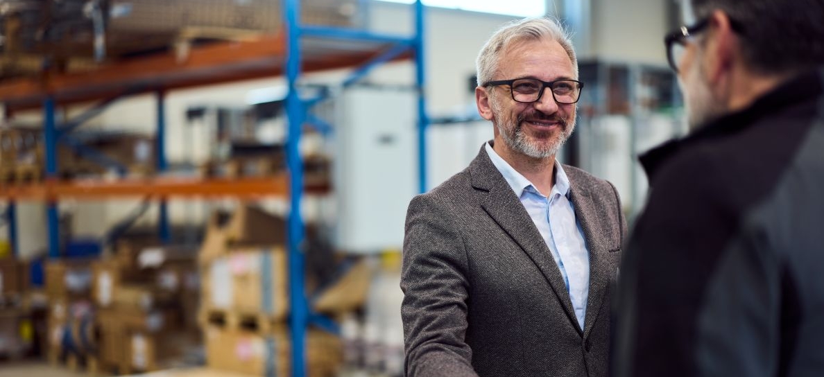 Begrüßung Geschäftskunde | © Bildnachweis: iStock.com/nortonrsx