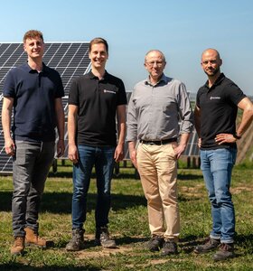 Team vor Solarpark | © Marc Wilhelm 
