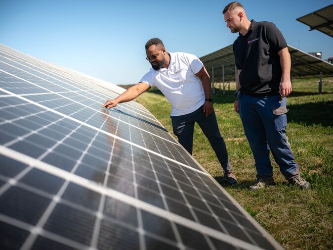 Solarpark Mitarbeiter | © Pfalzwerke / Fotograf: Marc Wilhelm