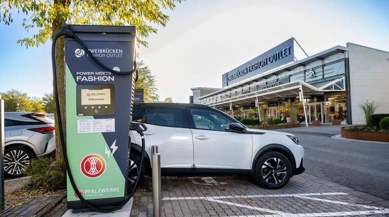 Ladeinfrastruktur, Fashion-Outlet, E-Mobilität, Shopping-Center