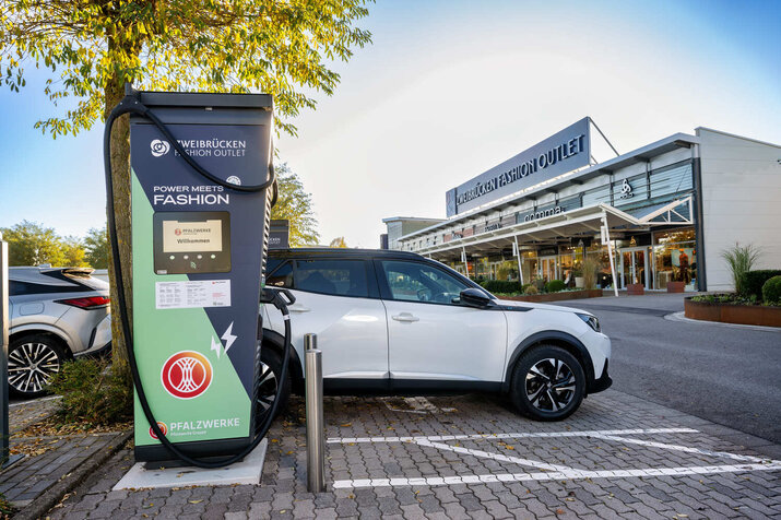 Ladeinfrastruktur, Fashion-Outlet, E-Mobilität, Shopping-Center