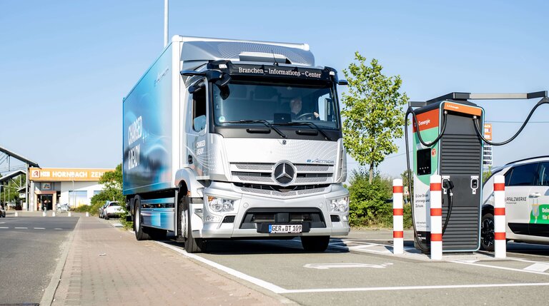 Hybrider Ladepark, e-nutzfahrzeug, Elektro-Nutzfahrzeuge, emobilitaet, E-LKW, Laden von eLkw