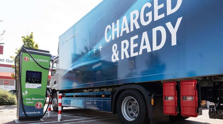 Hybrider Ladepark, e-nutzfahrzeug, Elektro-Nutzfahrzeuge, emobilitaet, E-LKW, Laden von eLkw