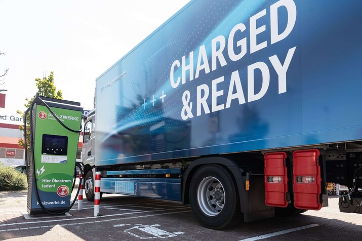 Hybrider Ladepark, e-nutzfahrzeug, Elektro-Nutzfahrzeuge, emobilitaet, E-LKW, Laden von eLkw