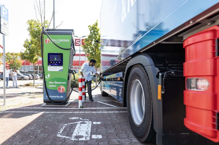 Hybrider Ladepark, e-nutzfahrzeug, Elektro-Nutzfahrzeuge, emobilitaet, E-LKW, Laden von eLkw